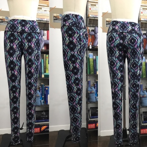 VS Knockout By Victoria Sport Tight in Aztec - Picture 3 of 8